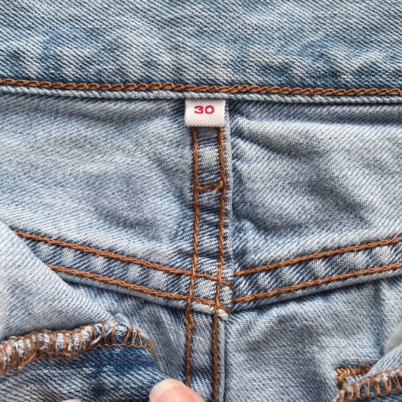 Levi’s Distressed Mini Denim Skirt Size 30 Levi Strauss Light Wash - Picture 4 of 11